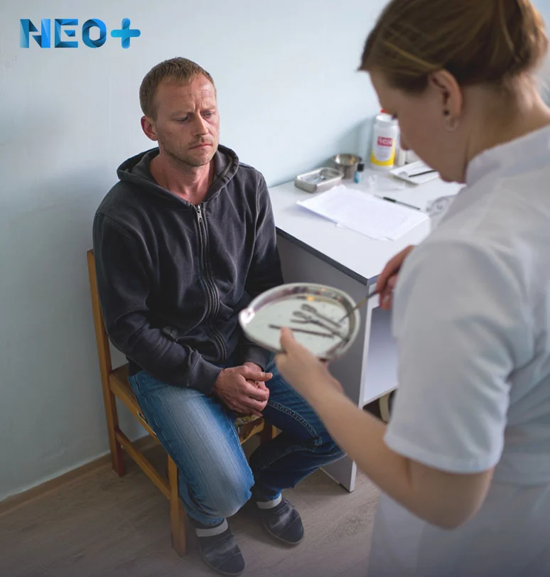 Мужчина сидит в ожидании кодирования